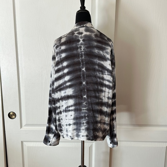 GREY & WHITE 100% SILK LONG SLEEVE BUTTON UP BLOUSE - Picture 2 of 7